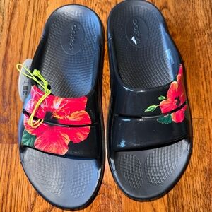 OOFOS Women's Black Slides with Red Floral Hibiscus Print